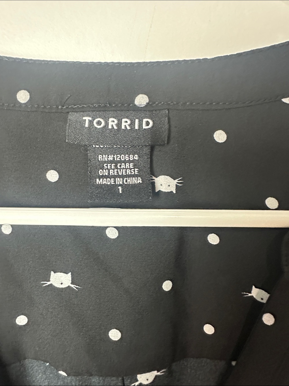 Torrid Women’s Black & White Cats V-neck Blouse Tab Roll tab Sleeves Size 1 - Picture 6 of 10